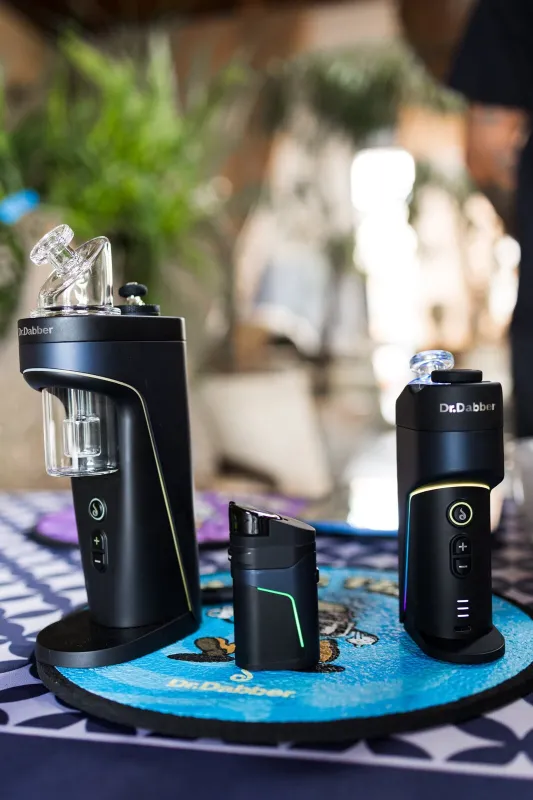 Dr. Dabber e-rigs and a portable device on the dab bar